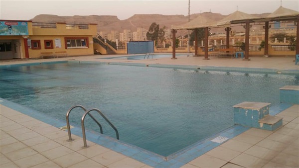 حمام السباحة