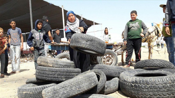 سيدة فلسطينية تجمع