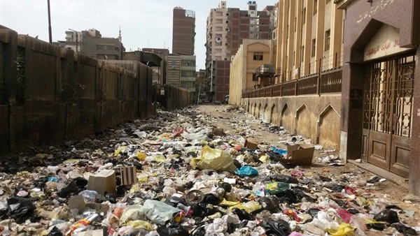 القمامة تحاصر المعهد