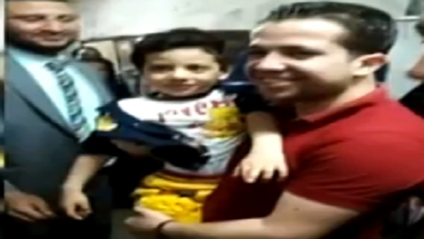 الطفل المتهم بتقبيل