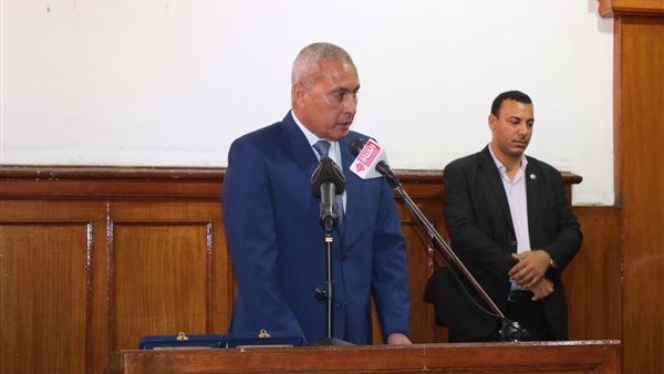 المحافظ اثناء كلمتة