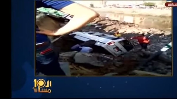 الأرض تنشق وتبتلع