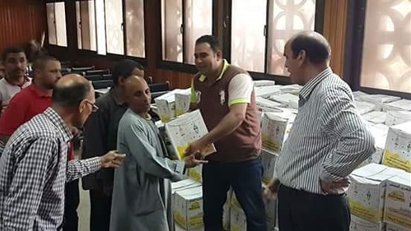 توزيع الكراتين 