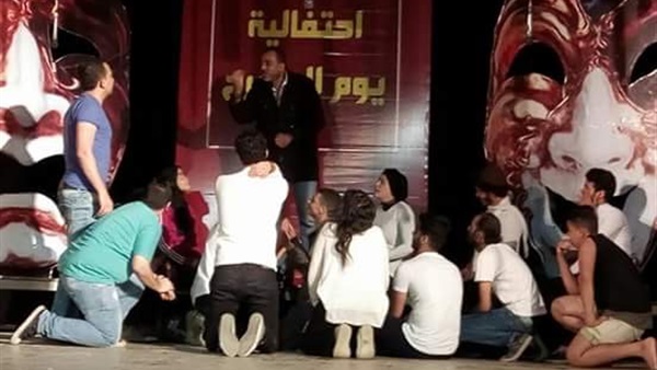 العرض المسرحى