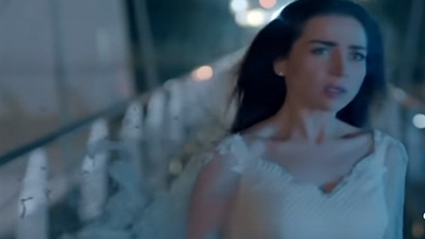 الفنانة مي عز الدين