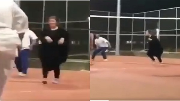 فتاة تلعب كرة القدم