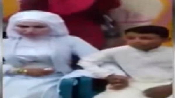 طفل يتزوج من إمرأة