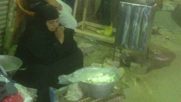 سيدة تبيع قطع الجبن