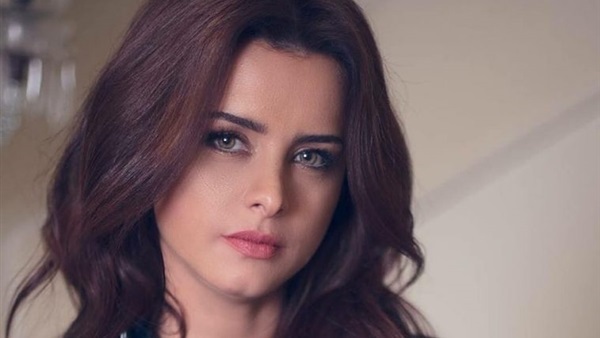 الفنانة نور