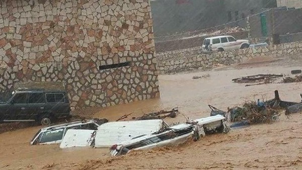 اعصار ماكونو يغرق