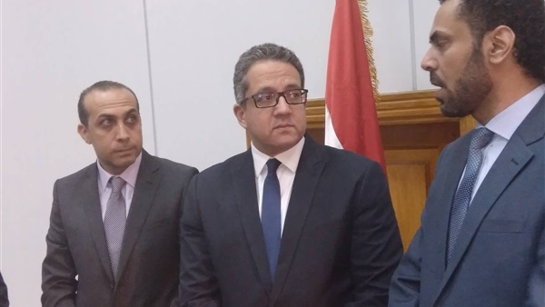 وزير الآثار والدكتور
