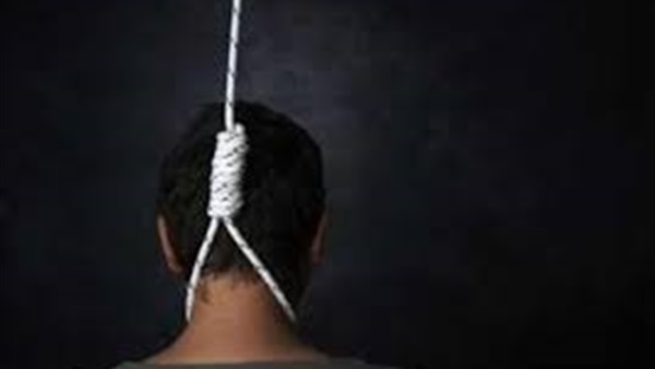 عامل يشنق نفسه