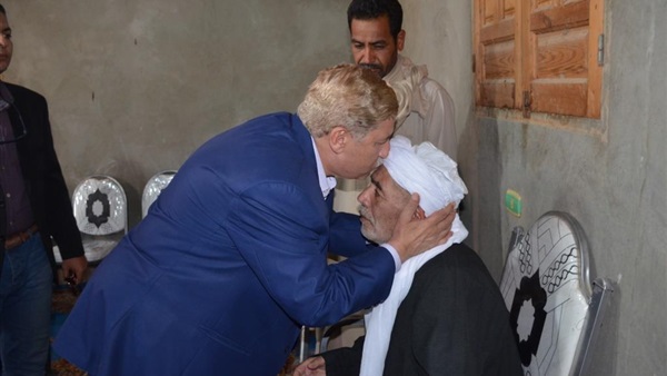 المحافظ اثناء تقديم
