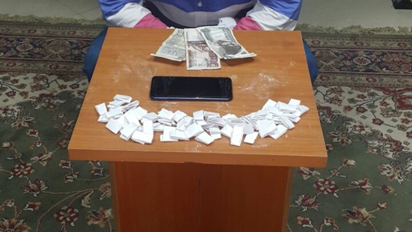 عاطل بحوزته هيروين
