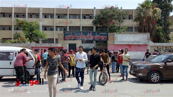 صورة من أمام مدرسة