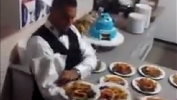 جرسون يحمل أطباق