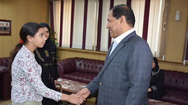 المحافظ اثناء استقبال