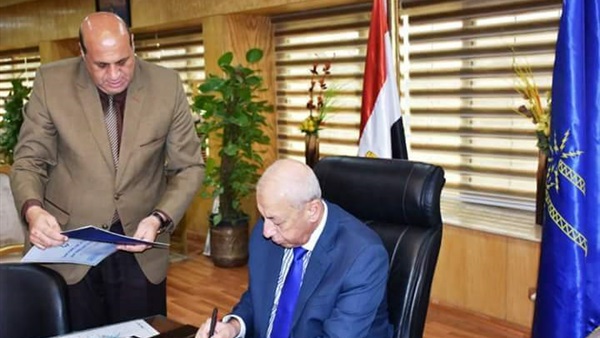 محافظ أسوان