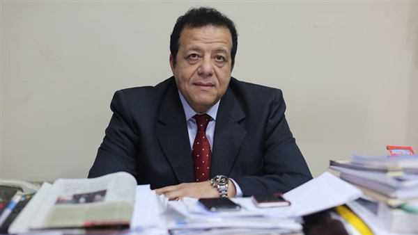 الدكتور عاطف عبد