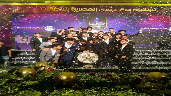 لاعبو الأهلي مع درع