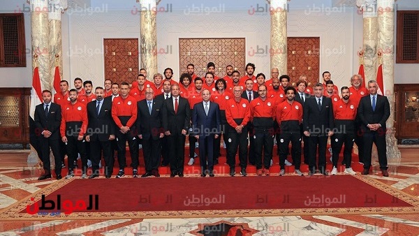 بعثة المنتخب مع السيسي
