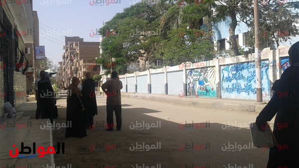 أحمس على حائط مدرسة