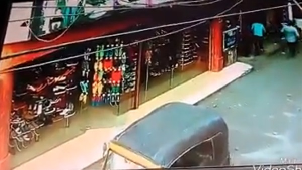 لحظة سقوط كتلة خرسانية
