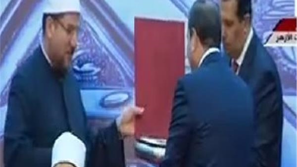 وزير الأوقاف يسلم