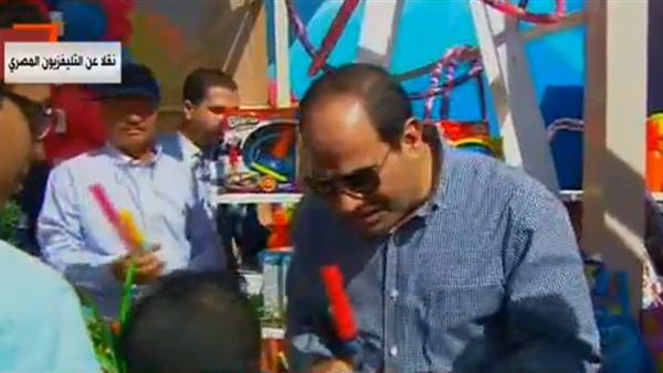 السيسي يوزع الألعاب