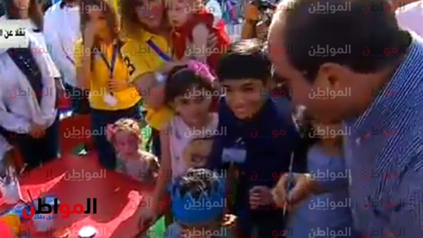 السيسي يرسم علم مصر