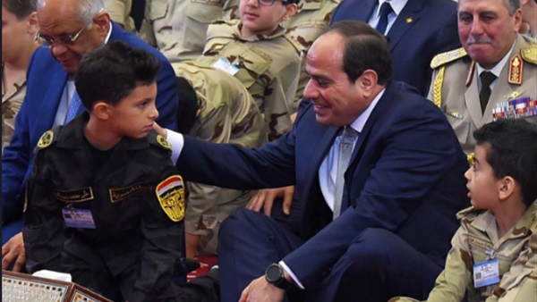 السيسي وأبناء الشهداء