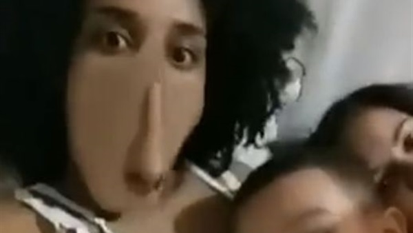 امرأة تفزع أطفالها