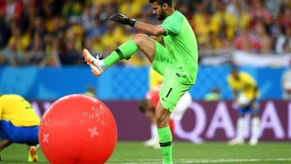 أليسون يفرقع البالون