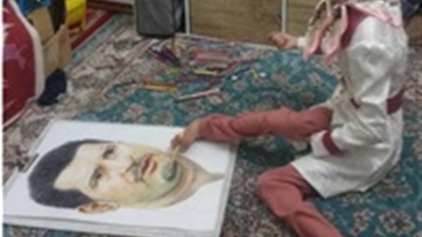 شابة ترسم بورترية