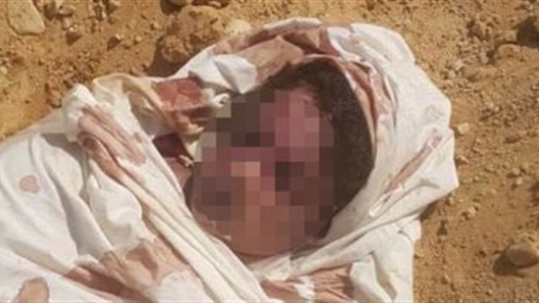 فتاة القرط الذهبي