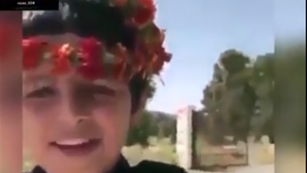 طفل يبيع الورود