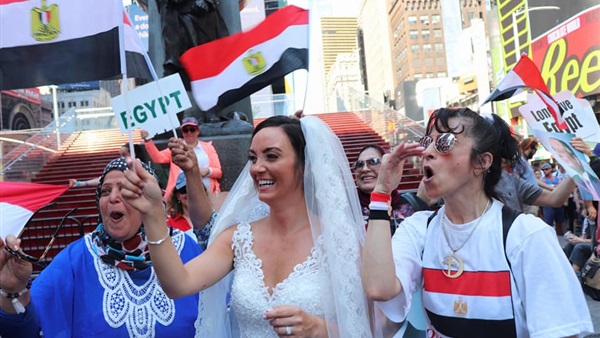 عروسة أمريكية تحتفل