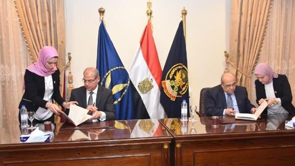 أثناء التوقيع فى