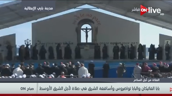 البابا فرنسيس يؤدي