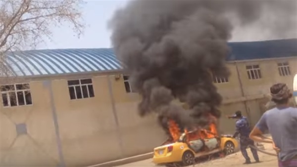 احتراق سيارة بسبب