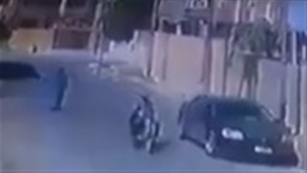 لحظة سرقة لصين امرأة