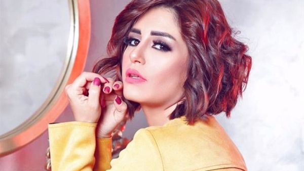 الفنانة منة فضالي