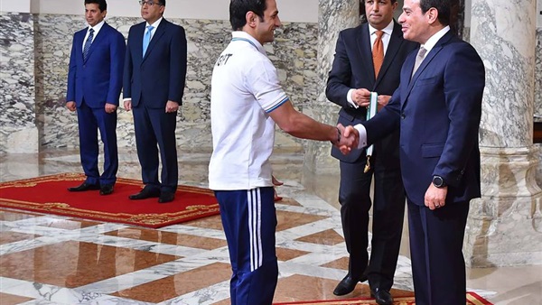 الرئيس السيسي يكرم