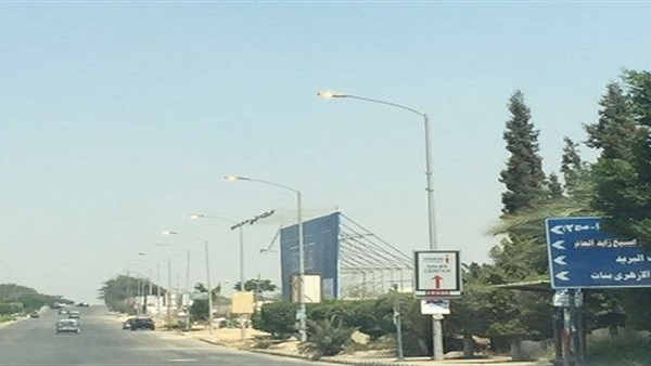 أعمدة الشوارع مضاءة
