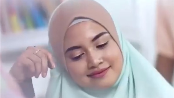 موديل محجبة تثير