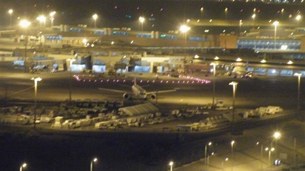 مطار القاهرة ليلا
