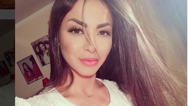 الفنانة دوللى شاهين