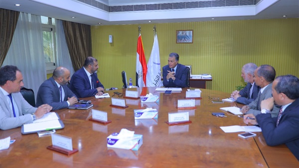 وزير النقل يجتمع