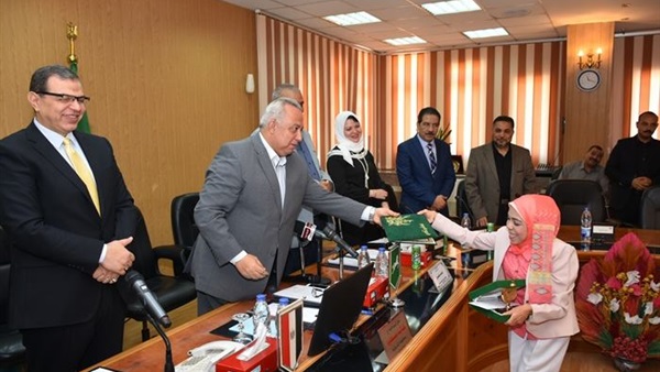 محافظ الشرقية-وزير