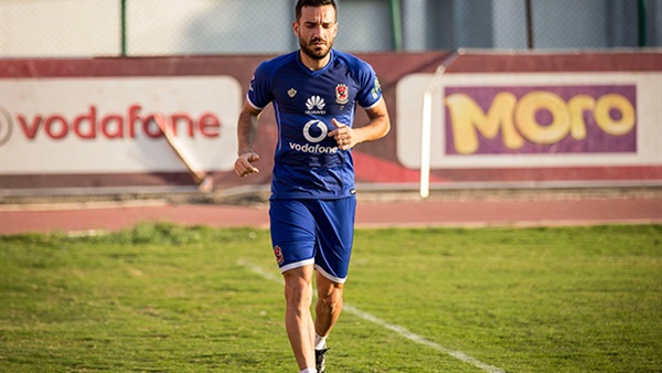 علي معلول لاعب الأهلي